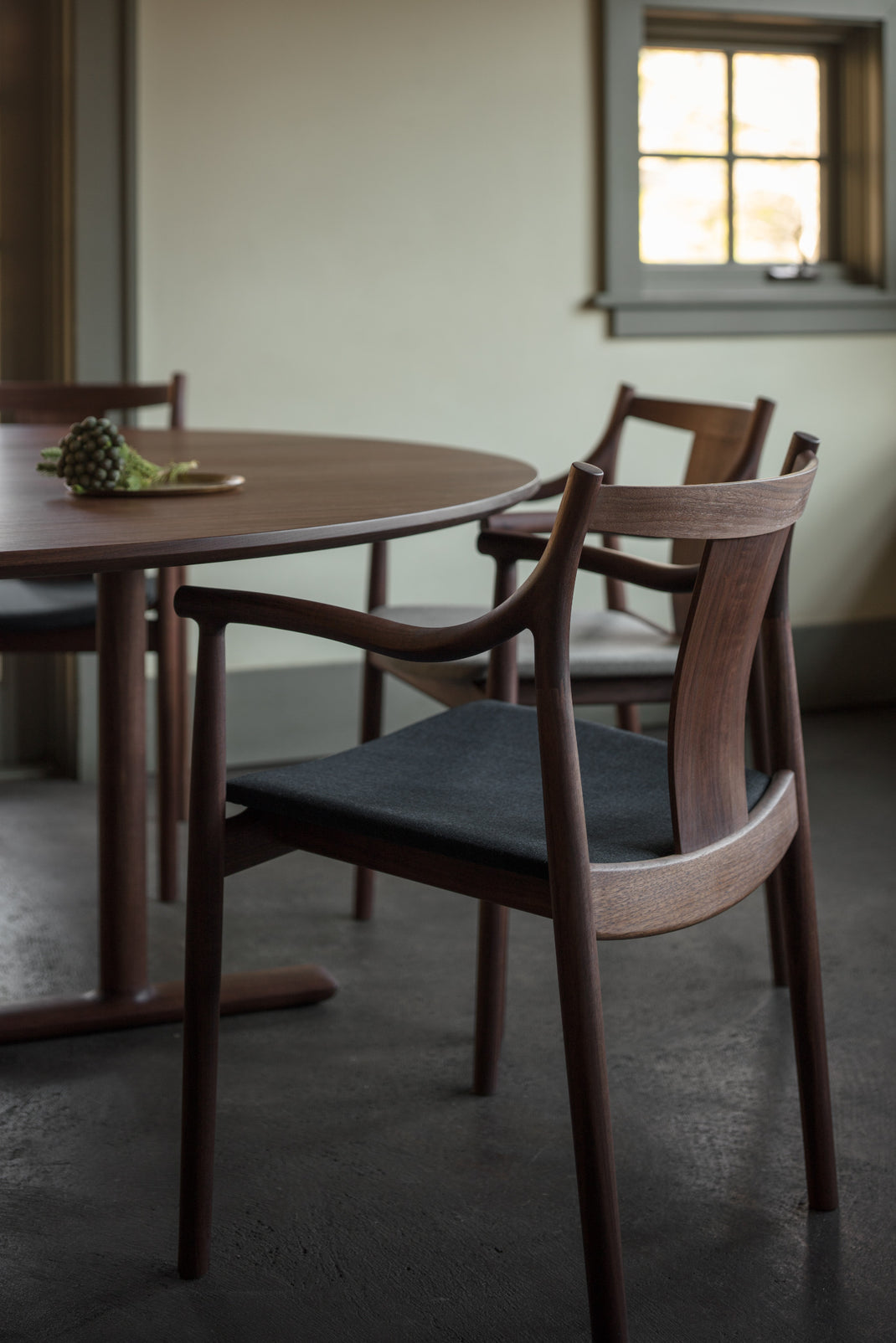 CHORUS Round Dining Table