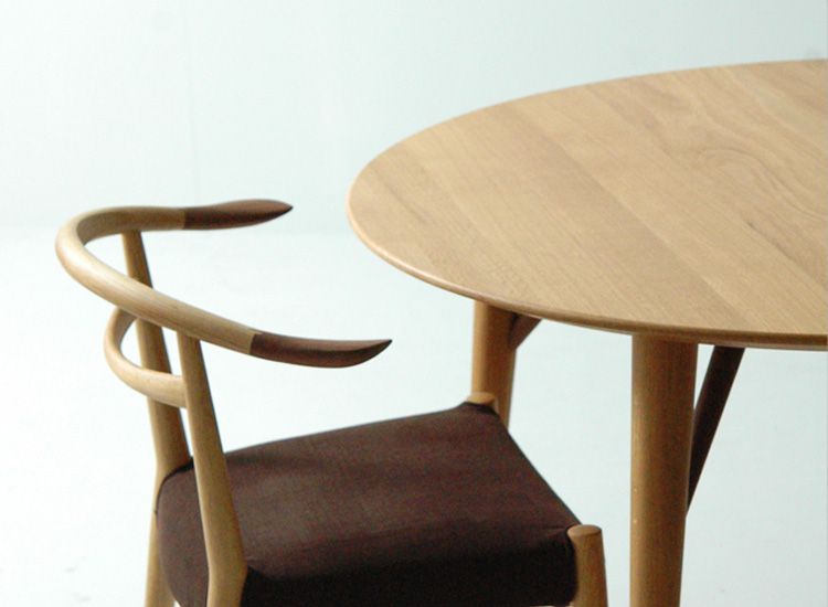 WHITEWOOD Round Dining Table