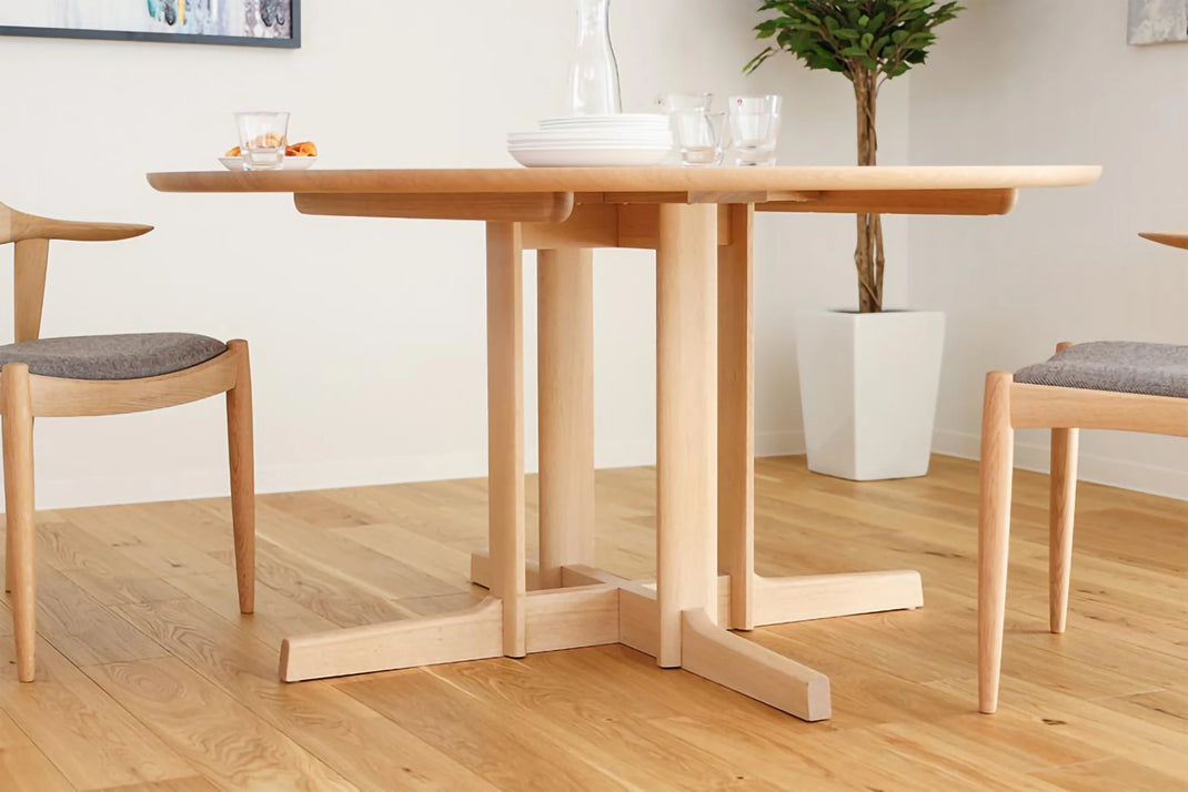 WHITEWOOD Round Dining Table